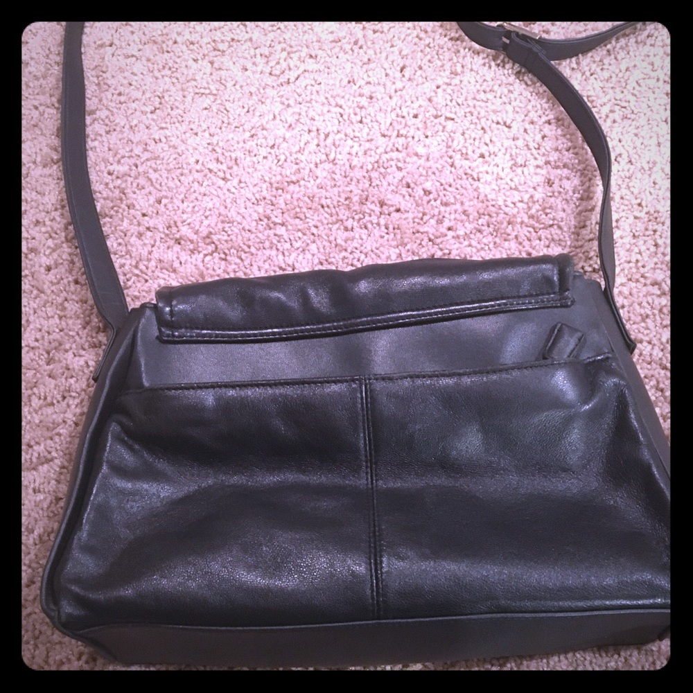 NWOT: Genuine Leather Hush Puppies Purse. Black.